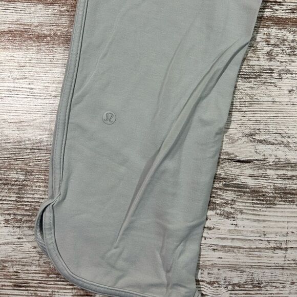 Women’s Lululemon Every Moment Pant Capri gray size 6 EUC W5BAMS 26” inseam - Picture 3 of 6